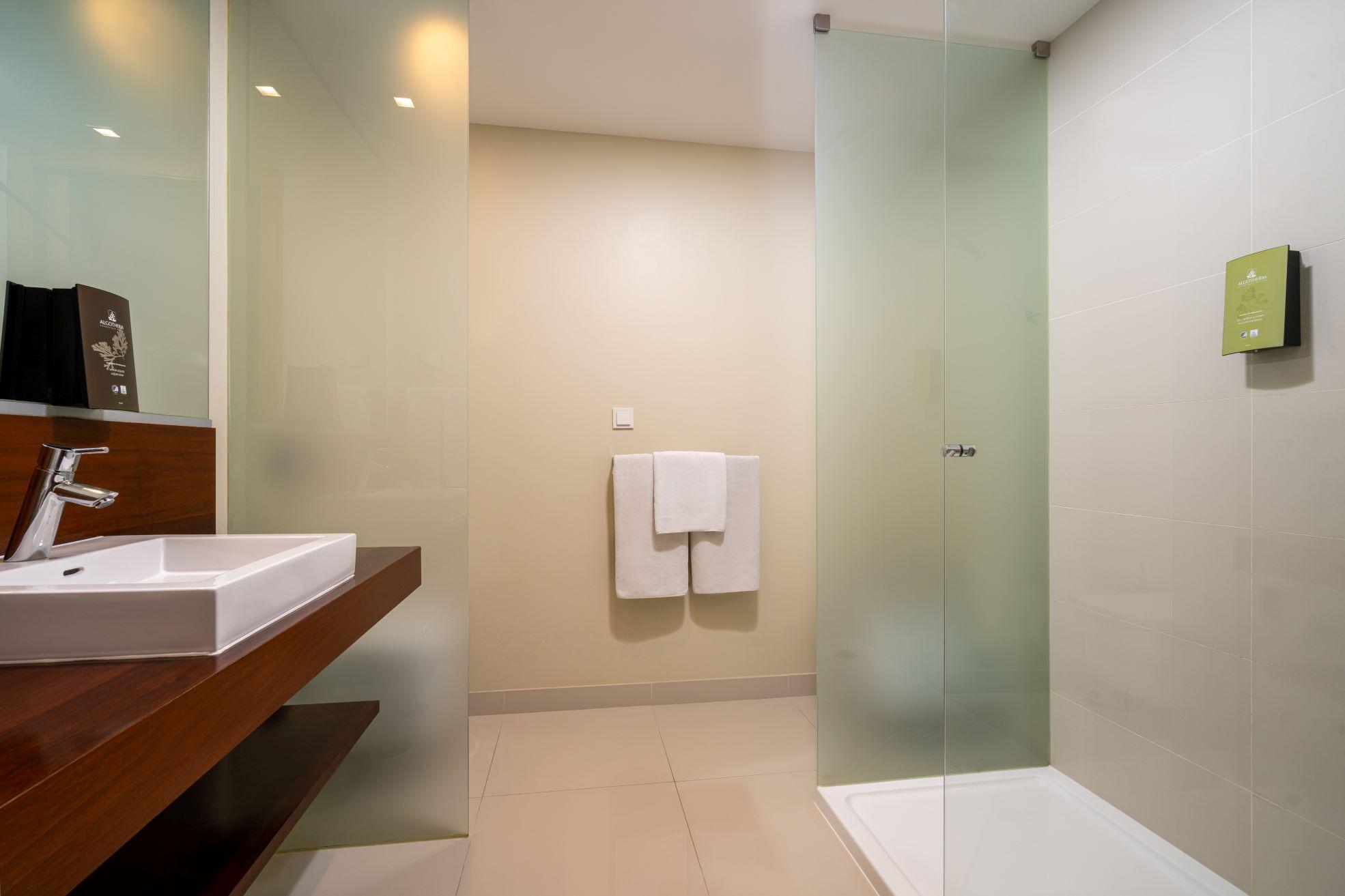 bathroom  Amendoeira Golf Resort Alcantarilha