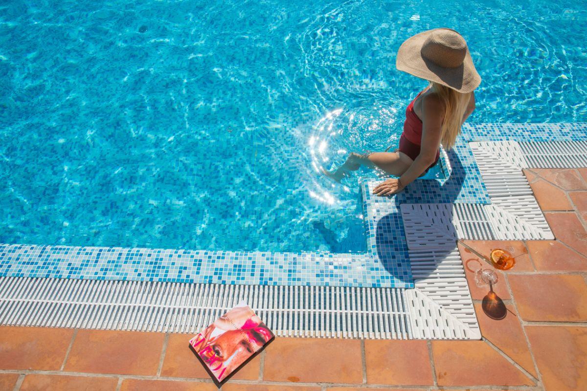 Swimming pool